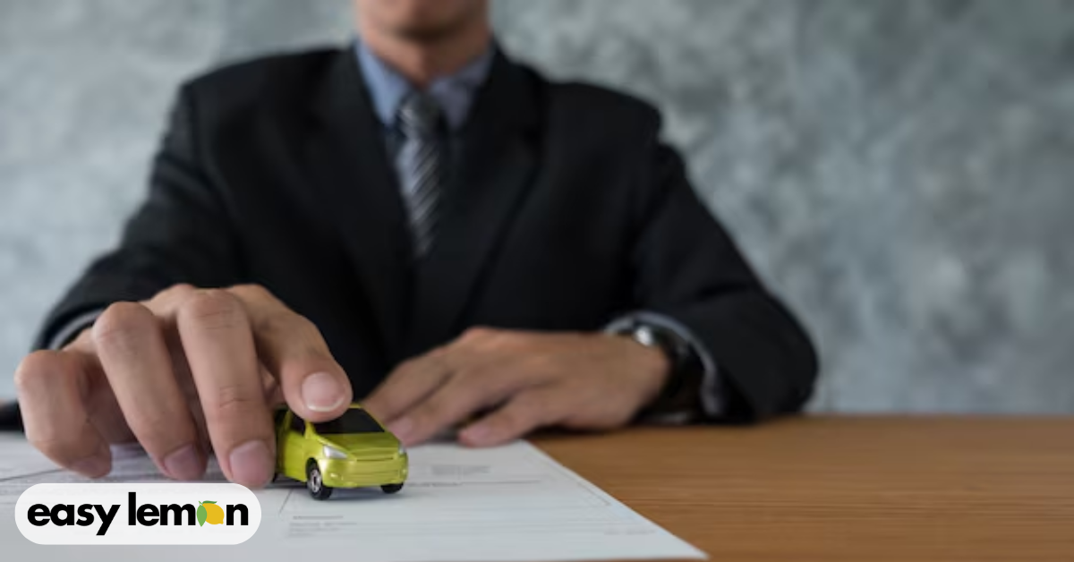 Abogado revisa el contrato de compra de un coche usado