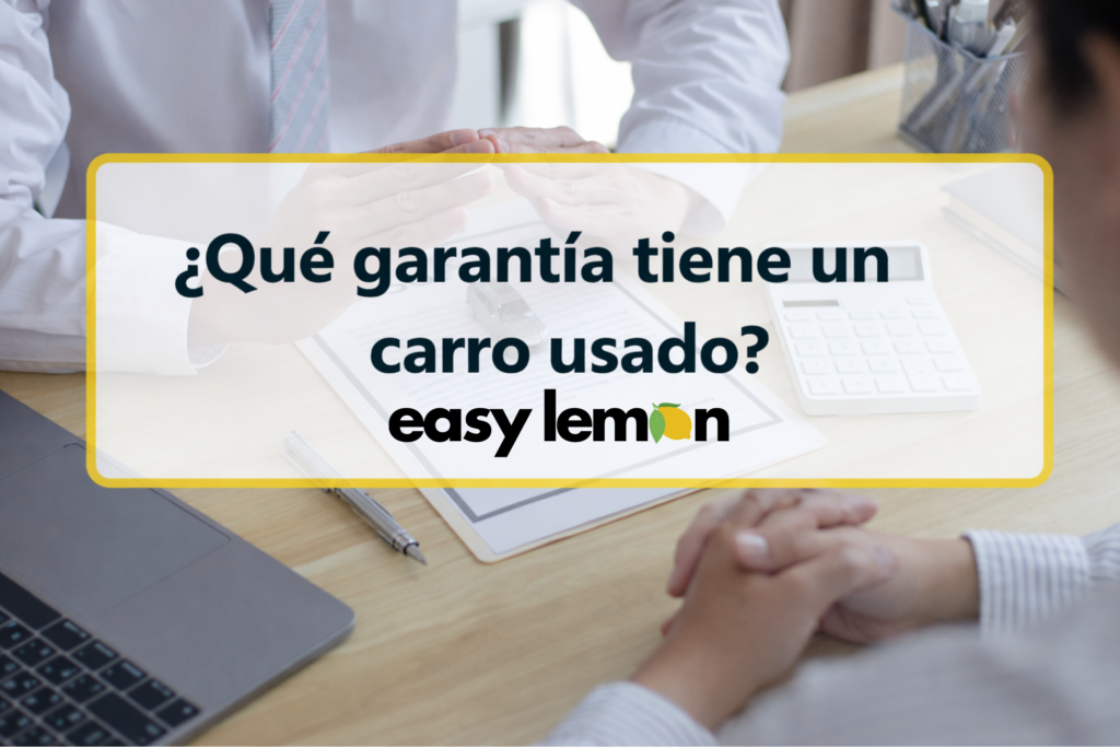 Asesor legal explicando la garantía de un carro usado durante una consulta en oficina