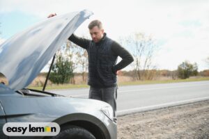 persona con carro defectuoso enfrentando problemas después de comprar el vehículo