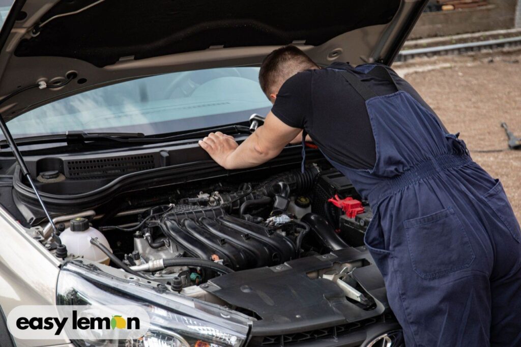 Mecánico inspeccionando el motor cuando la garantía fabricante no responde