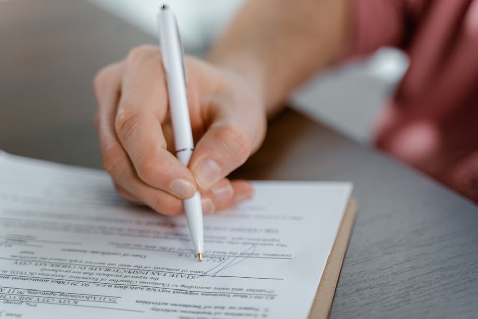 Persona firmando documentos legales relacionados con una reclamación de garantía del fabricante